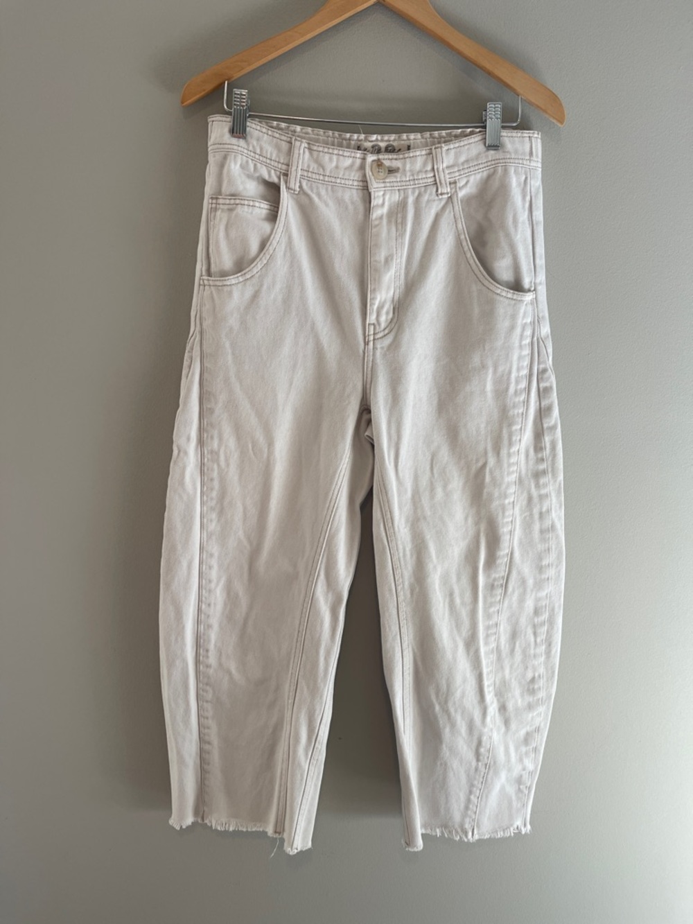 We The Free Extreme Barrel Jeans Ecru
FREE PEOPLE Size 28 Frayed Hem OB1260716
